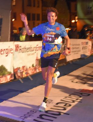 0411230754 4km-Sieger Steffan Burkert