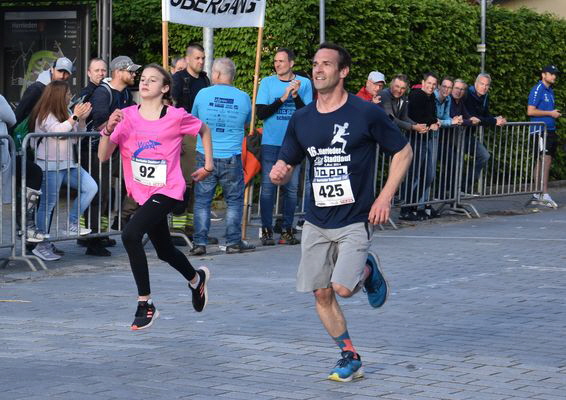 040520241535 5km-Siegerin Rosalie Britz neben Ralf Müller1 040520241535 5km-Siegerin Rosalie Britz neben Ralf Müller1